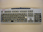 写真はキーボードに張り込んだ「キーボードシール」の使用例。
