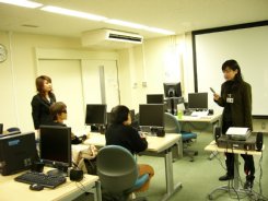 FOMAらくらくホンを使った初心者向け携帯電話教室の様子