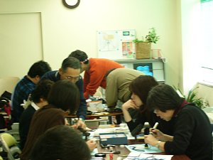 ハンダごてでハンダ付けをしているの写真