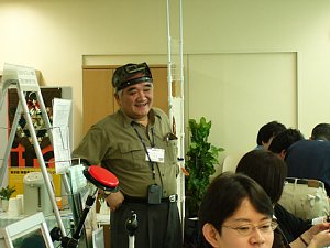 できあがったスイッチを見て、満足そうな笑顔の小野師匠の写真
