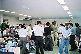 開始を待つ来場者の皆さんの写真