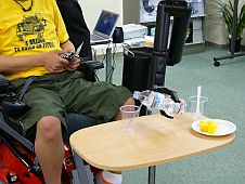 ロボットアームを操作する参加者の写真