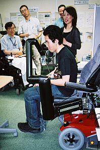 コップの水を飲む参加者の写真