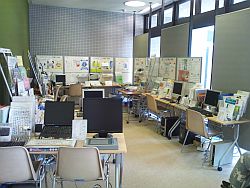 展示室の写真。様々な支援機器、支援ソフト等を展示しています。